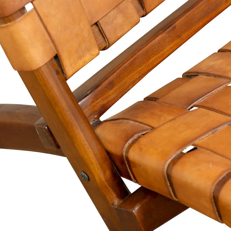 Loungefauteuil van bruin leer met vlechtpatroon